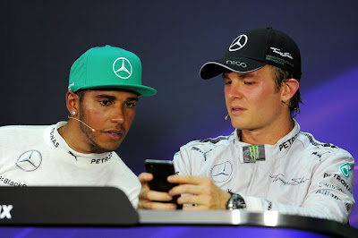 Льюис Хэмилтон и Нико Росберг разглядывают телефон на пресс-конференции после гонки на Гран-при Малайзии 2014