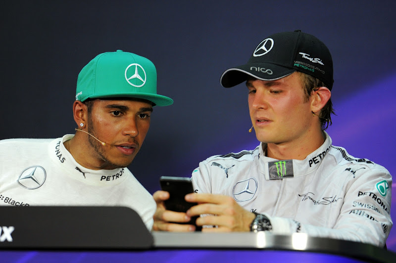 hamilton_rosberg_phone_pc_mal14.jpg