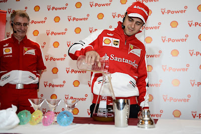 Фелипе Масса готовит коктейли на спонсорском мероприятии Shell перед Гран-при Малайзии 2013