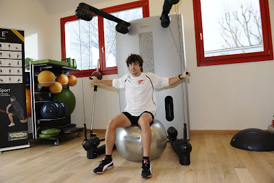 Фернандо Алонсо выполняет упражнения в новом тренажерном зале в Маранелло 17 декабря 2011