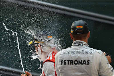 Фернандо Алонсо и Льюис Хэмилтон разбрызгивают шампанское на подиуме Шанхая на Гран-при Китая 2013