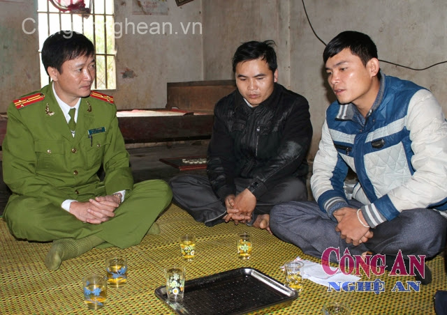 Lãnh đạo Công an huyện Quỳ Hợp thăm hỏi,  động viên gia đình đồng chí Lê Văn Tiến (ngoài cùng bên phải), Công an viên xã Hạ Sơn
