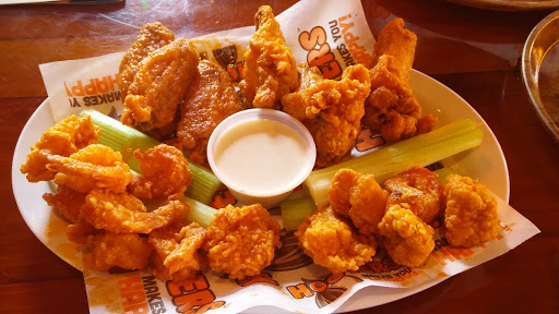 American Restaurant «Hooters», reviews and photos, 61-09 190th St, Fresh Meadows, NY 11365, USA