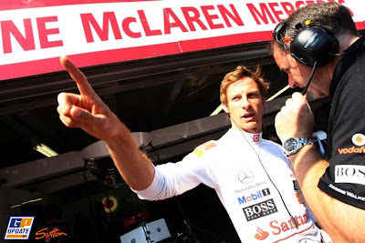 Дженсон Баттон указывает на что-то палецем механику на Гран-при Монако 2011