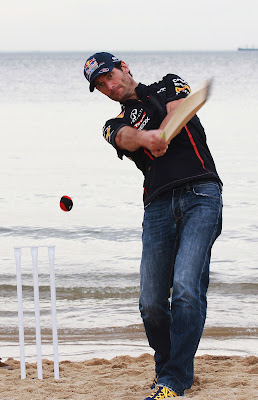 Марк Уэббер играет в крикет на пляже в Мельбурне перед Гран-при Австралии 2012