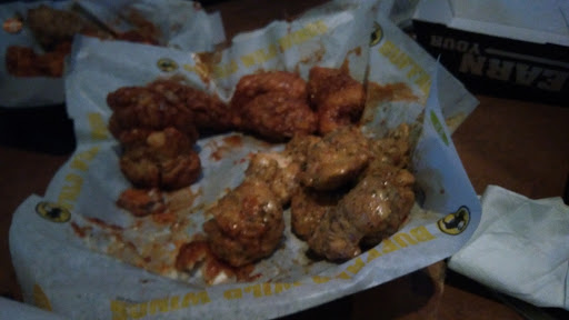 Chicken Wings Restaurant «Buffalo Wild Wings», reviews and photos, 143 Fairway Dr, Wilmington, OH 45177, USA