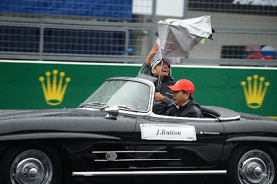 Дженсон Баттон и зонтик на параде пилотов Гран-при Японии 2014