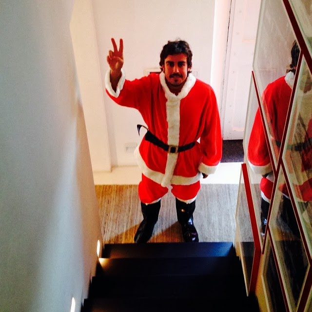 Фернандо Алонсо в костюме Санта-Клауса - декабрь 2013