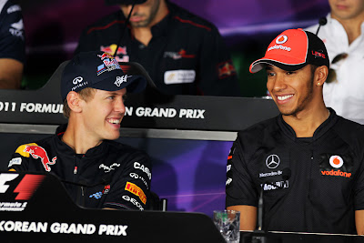 Себастьян Феттель и Льюис Хэмилтон улыбаются на пресс-конференция Йонама в четверг на Гран-при Кореи 2011