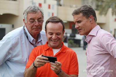 Гэри Андерсон, Рубенс Баррикелло и Дэвид Култхард рассматривают что-то на телефоне на Гран-при Бахрейна 2013
