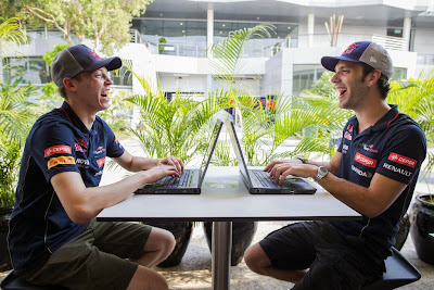Даниил Квят и Жан-Эрик Вернь с ноутбуками на Гран-при Малайзии 2014