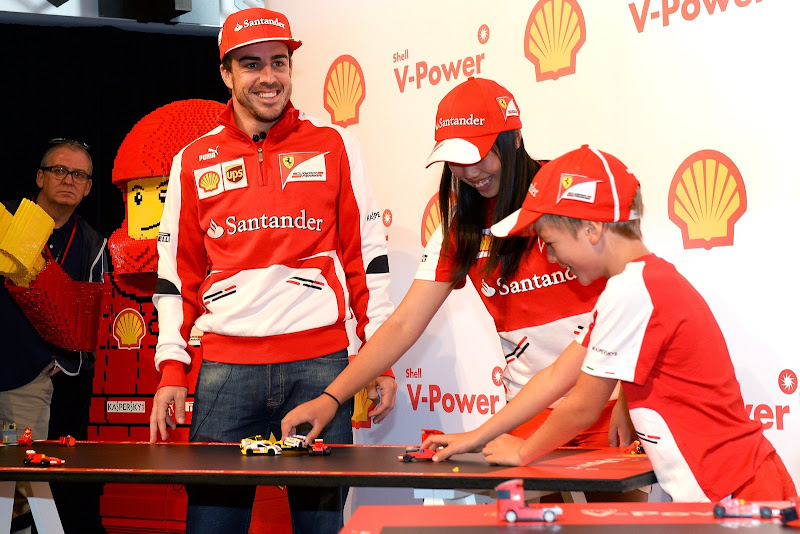 Фернандо Алонсо с детьми играют в лего Ferrari перед Гран-при Австралии 2013