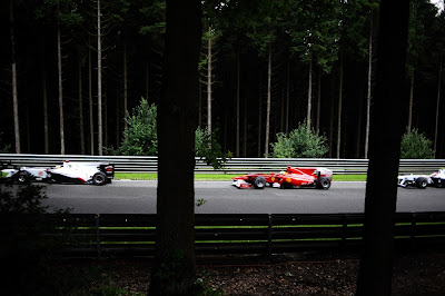 фото болидов Sauber и Ferrari из леса на Гран-при Бельгии 2010