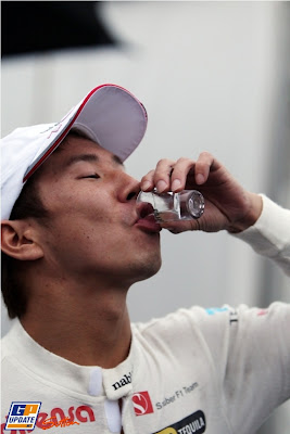 Камуи Кобаяши выпивает из стопки на Гран-при Канады 2011