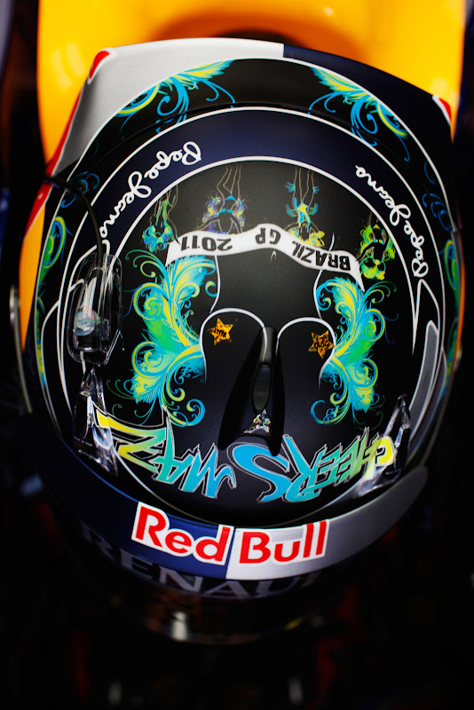 Себастьян Феттель в специальном шлеме для Гран-при Бразилии 2011