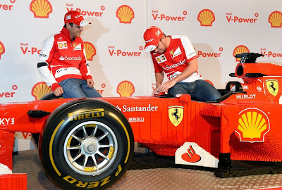 Фелипе Масса и Фернандо Алонсо и болид Ferrari целиком из лего перед Гран-при Австралии 2013