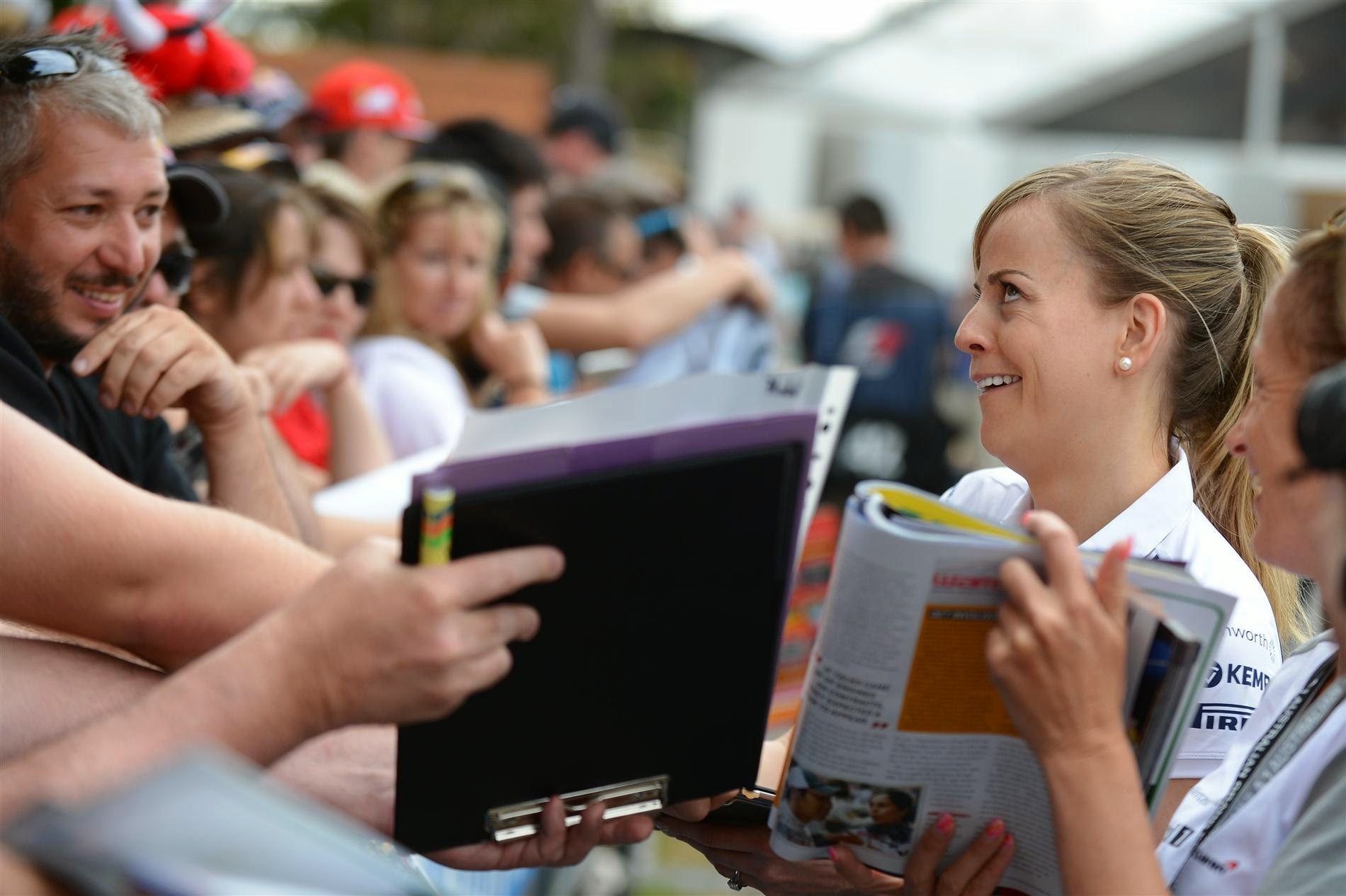 Сьюзи Вольф раздает автографы болельщикам на Гран-при Австралии 2013.