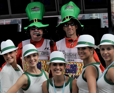 маршалы в ирландских шапках и пит-герлы в честь Дня святого Патрика на Гран-при Австралии 2013