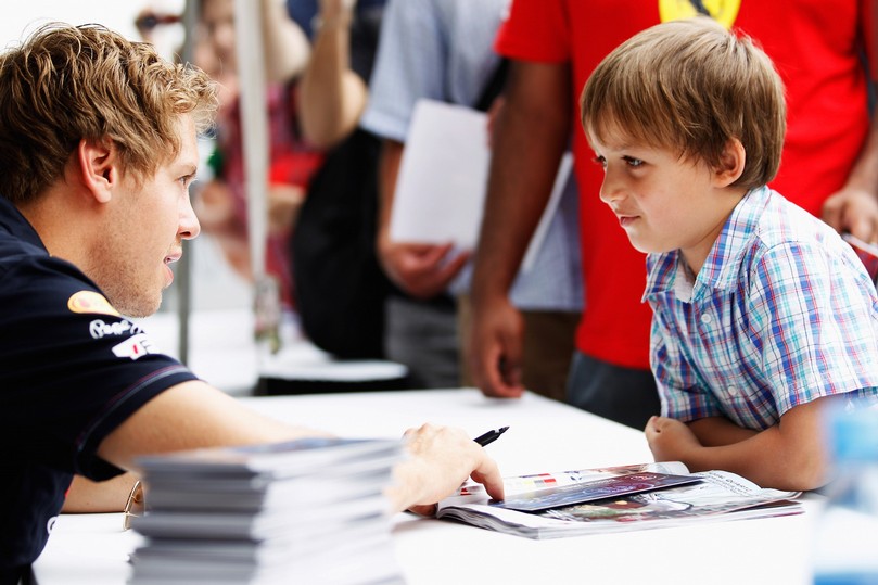 Себастьян Феттель и мальчик на автограф-сессии Монреаля на Гран-при Канады 2011