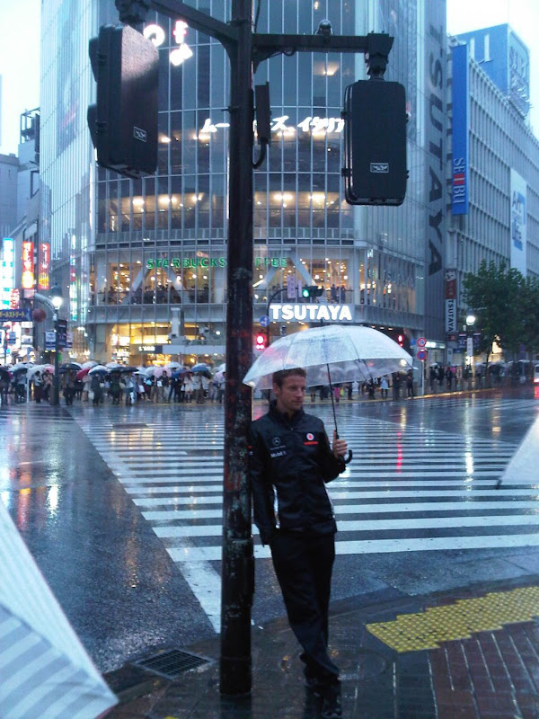 Дженсон Баттон под зонтиком на японских улицах в дни уикенда Гран-при Японии 2011