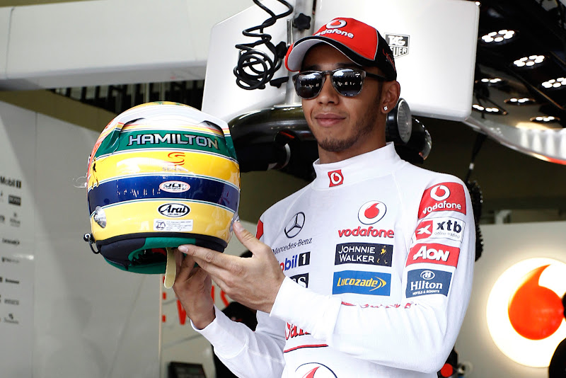Льюис Хэмилтон демонстрирует заднюю часть шлема в память об Айртоне Сенне на Гран-при Бразилии 2011