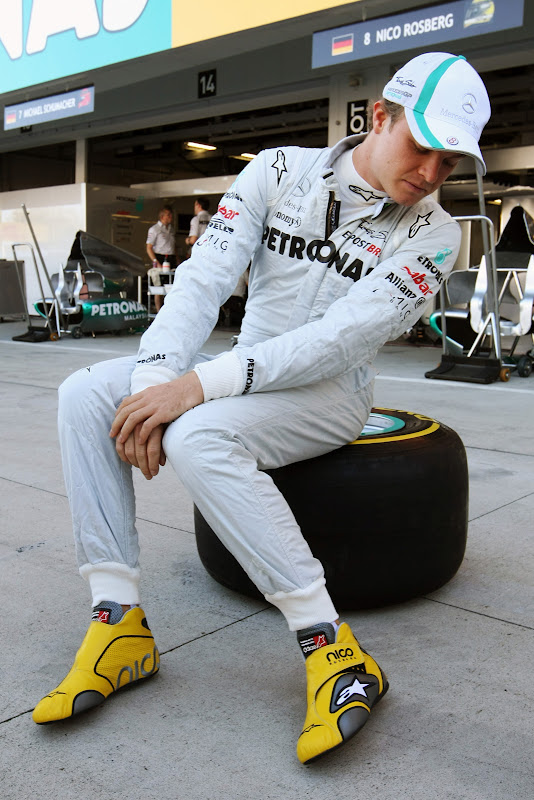 Нико Росберг любуется на свою новую гоночную обувь на Гран-при Японии 2011