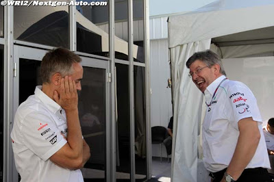 фэйспалмящий Мартин Уитмарш и смеющийся Росс Браун на Гран-при Канады 2012