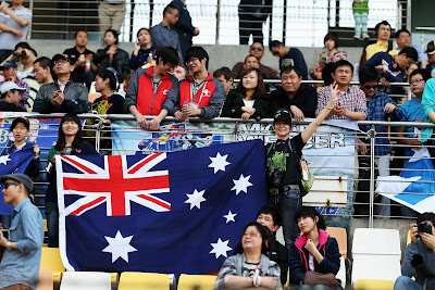 болельщики Марка Уэббера баннера на трибунах Шанхая на Гран-при Китая 2013