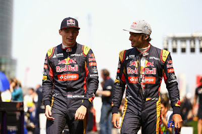 Макс Ферстаппен и Карлос Сайнс гуляют по паддоку Шанхая на Гран-при Китая 2015