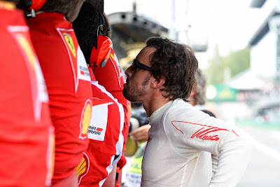 Фернандо Алонсо у командного мостика Ferrari на Гран-при Италии 2014