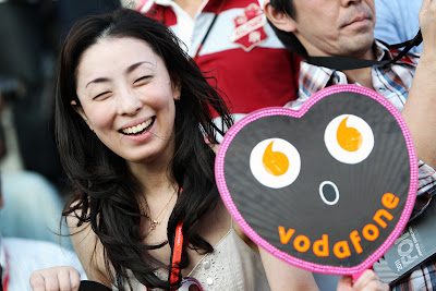 болельщица Vodafone McLaren с табличкой на трибуне Сузуки на Гран-при Японии 2011