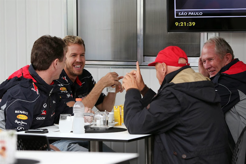 Себастьян Феттель за столом с Хорнером, Лаудой и Марко на Гран-при Бразилии 2013