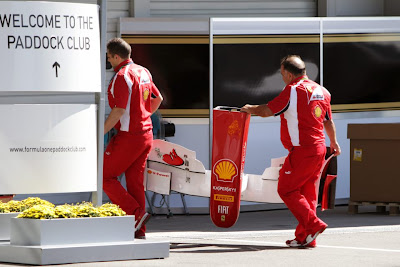 механики Ferrari с передним антикрылом направляются в паддок клуб на Гран-при Японии 2011