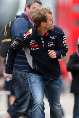 Себастьян Феттель бежит по паддоку Сильверстоуна на Гран-при Великобритании 2013