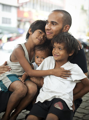 Льюис Хэмилтон с уличными детьми в Маниле - март 2012