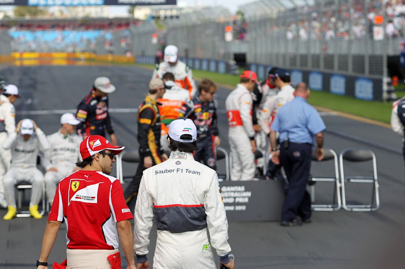 Фелипе Масса и Серхио Перес идут на фотосессию на Гран-при Австралии 2012