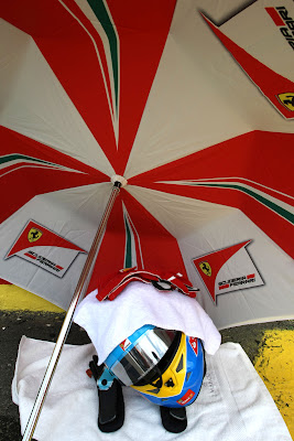 шлем Фернандо Алонсо под зонтиком и полотенцем на Гран-при Бразилии 2011