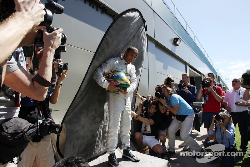 фэйл во время фотосессии Льюиса Хэмилтона на Гран-при Австралии 2013