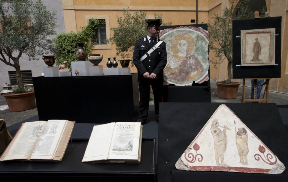 US returns 25 looted artefacts to Italy US returns 25 looted artefacts to Italy
