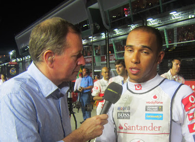 Мартин Брандл берет интервью у Льюиса Хэмилтона для BBC на стартовой решетке Гран-при Сингапура 2011