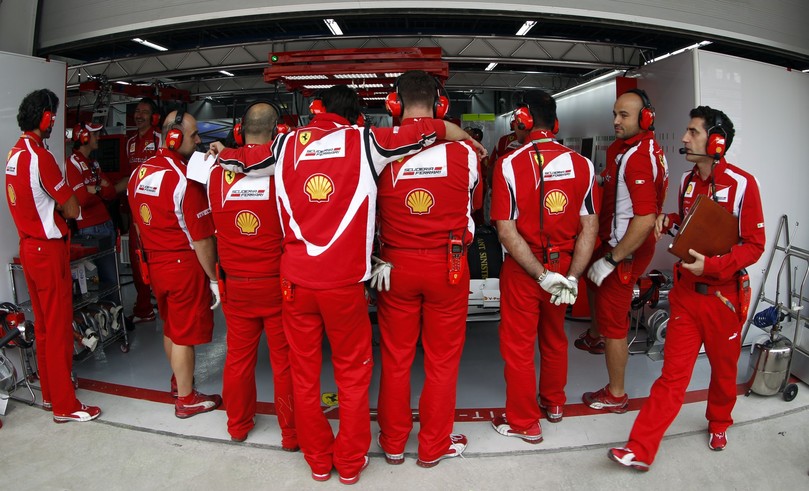 Механики Ferrari закрывают новое переднее крыло на болиде Фернандо Алонсо на Гран-при Кореи 2011