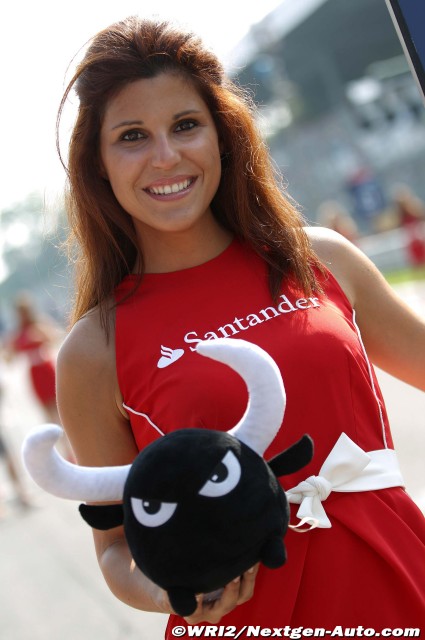 грид-герл и плюшевый бычок на Гран-при Италии 2011