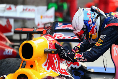 Себастьян Феттель гладит свой Red Bull после победы на Гран-при Кореи 2012