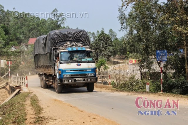 Cầu Khe Lỡ (xã Nghi Mỹ) đang oằn mình chống đỡ xe trọng tải lớn