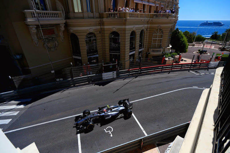 Кевин Магнуссен в McLaren на парковке для инвалидов на Гран-при Монако 2014