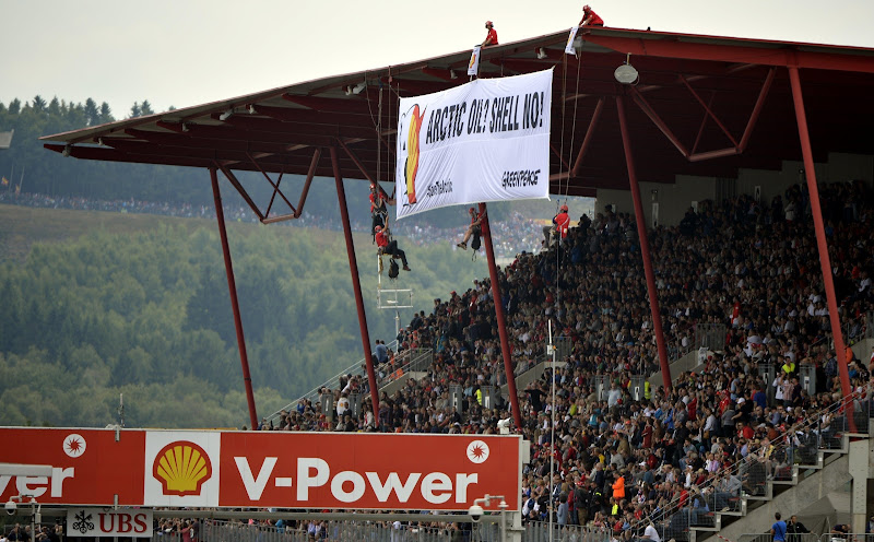баннер на главной трибуне Гран-при Бельгии 2013 против Shell