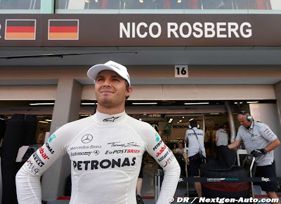 Нико Росберг стоит на фоне гаража Mercedes GP на Гран-при Сингапура 2011
