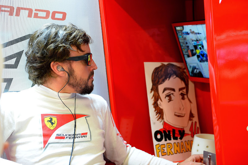 Фернандо Алонсо и рисованный баннер на Гран-при России 2014