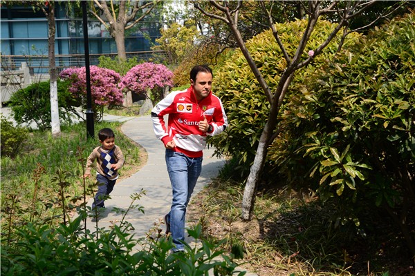 Фелипе Масса убегает от Фелипиньо на Гран-при Китая 2013
