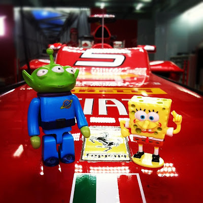 Пришельцы Toy Story и Sponge Bob на болиде Ferrari на Гран-при Бахрейна 2012